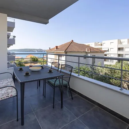 2 Bedroom Awesome In Seget Donji Daire